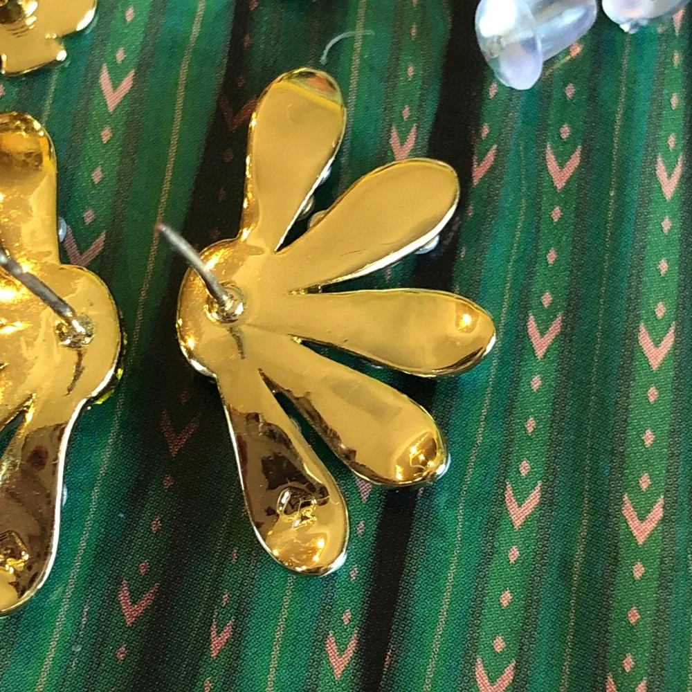 Authentic kate spade New on card White Petal & Gold Center Daisy Stud Earrings